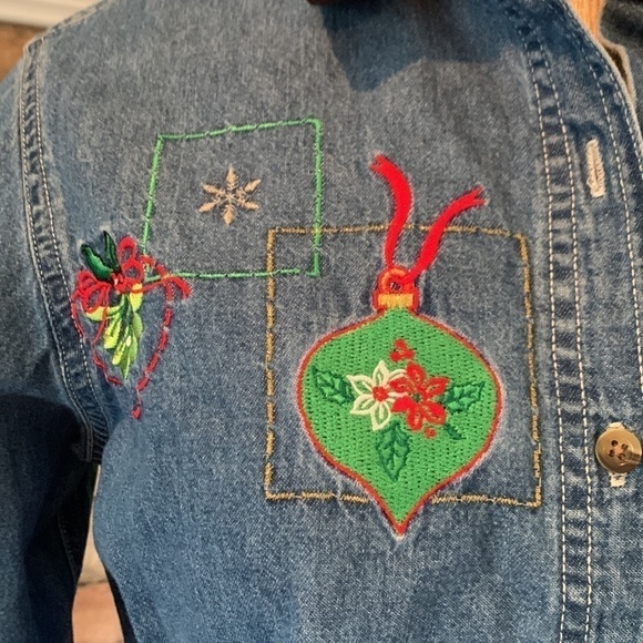𝅺vintage denim embroidered Christmas button down size small - Picture 3 of 6